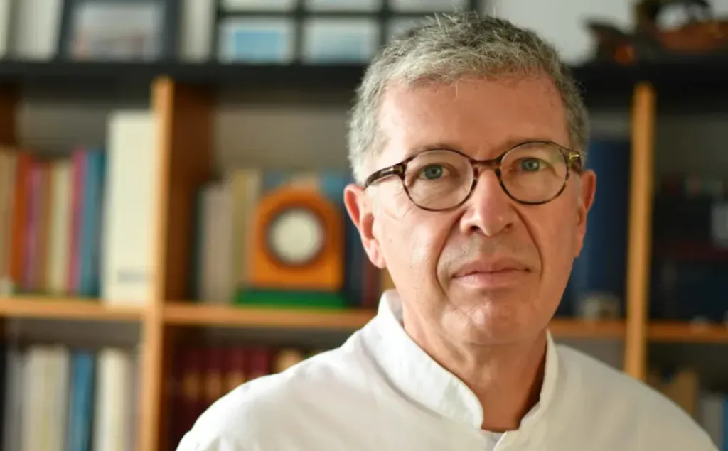 Dr César Escobar