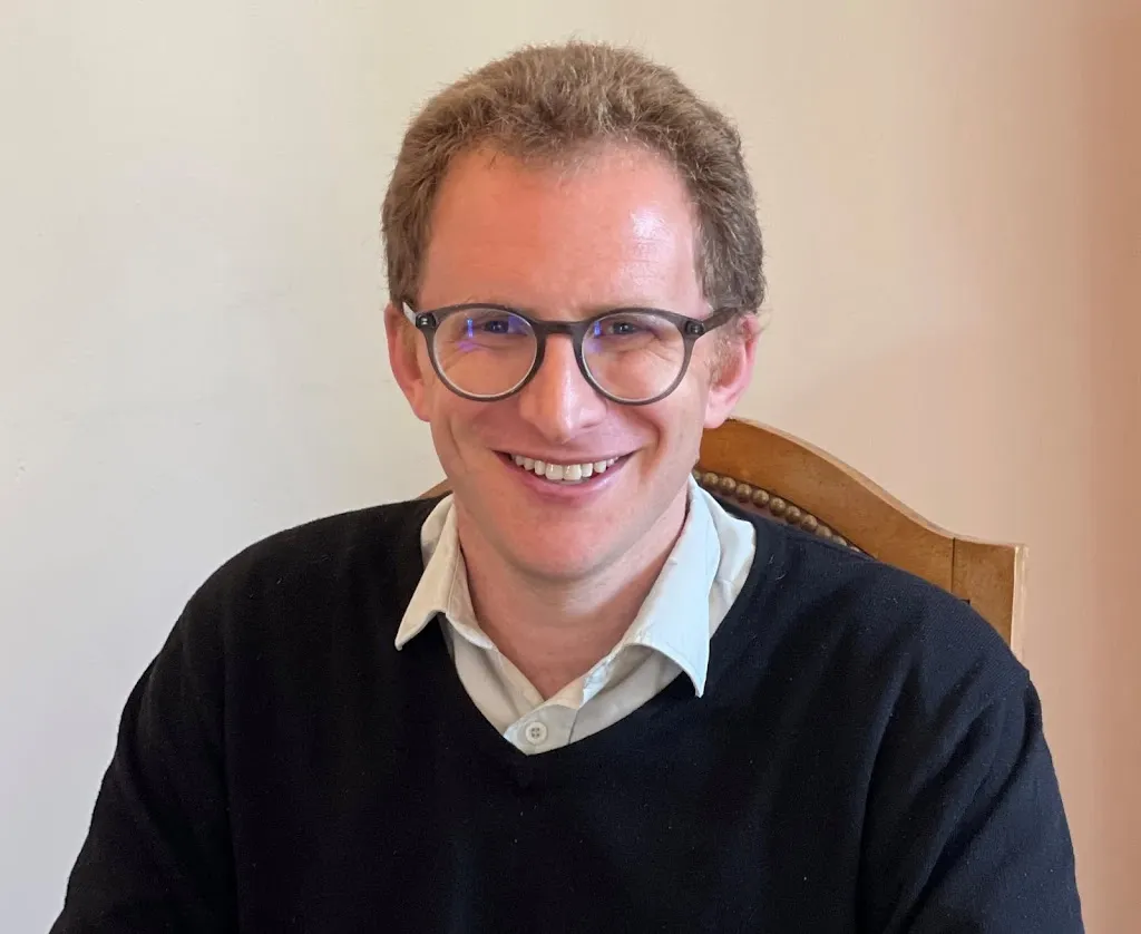 Dr Simon Gordon medico a Bonson