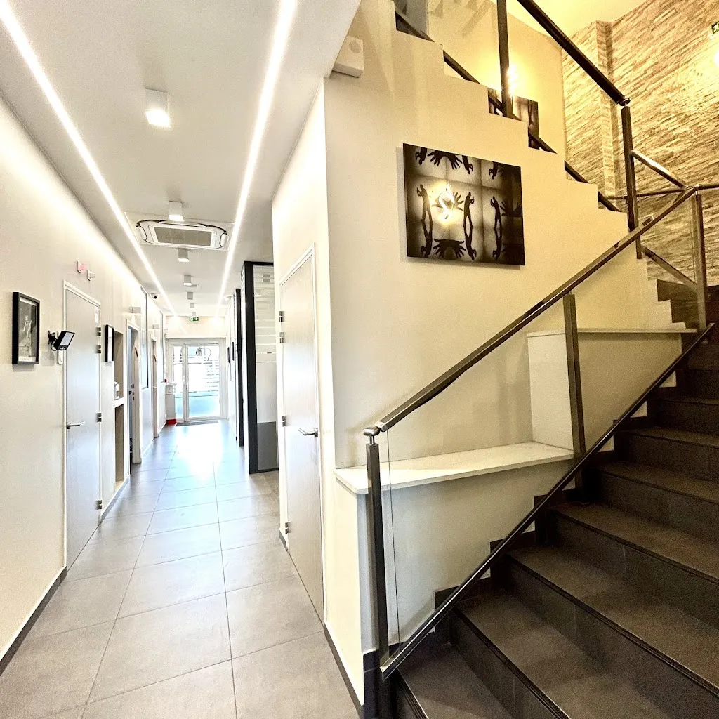 Dr. Selin GÜNEY – Chirurgien oral spécialiste – Implant dentaire • Greffe osseuse • Dents de sagesse_Arnouville_slider_bild_2