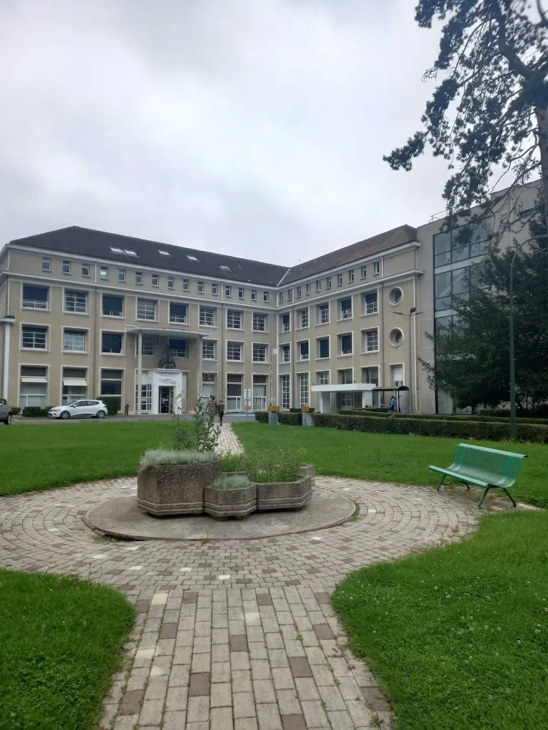 Medical Center And Educational Youth_Neufmoutiers-en-Brie_slider_image_3