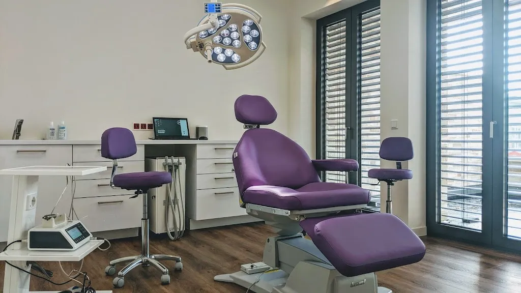 Dr. Dr. med. Joachim Meurer *Praxis für Kiefer-Gesichts-Chirurgie und Ästhetik*_Bakum_slider_immagine_3