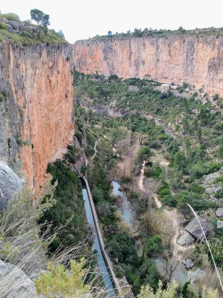 Parking suspension bridges in Chulilla