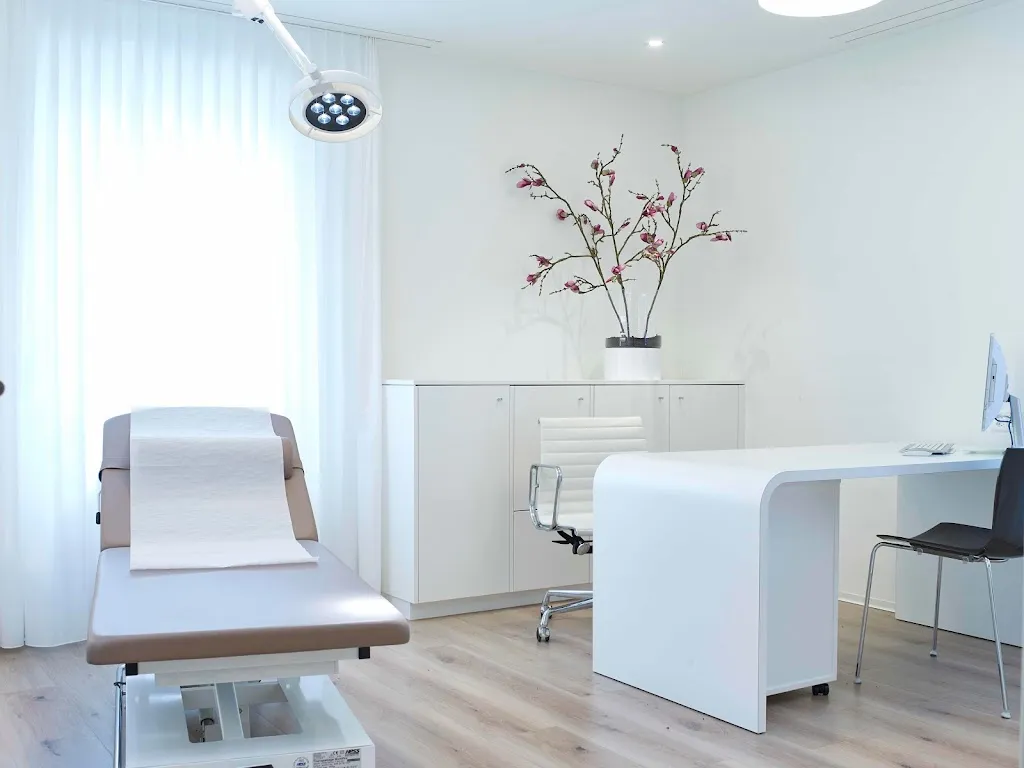 Cosmodermis | Dr. med. Ursula Gansser-Kälin - Fachärztin FMH für Dermatologie u. Venerologie_Einsiedeln_slider_image_3
