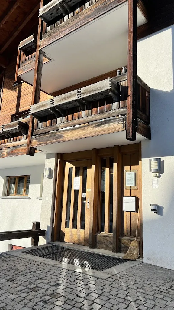 Wilhelm Menshov_Arztpraxis Saas-Fee, Dr. Stephanie Kuonen und Dr. Stefan Kuonen_Putz_reseña