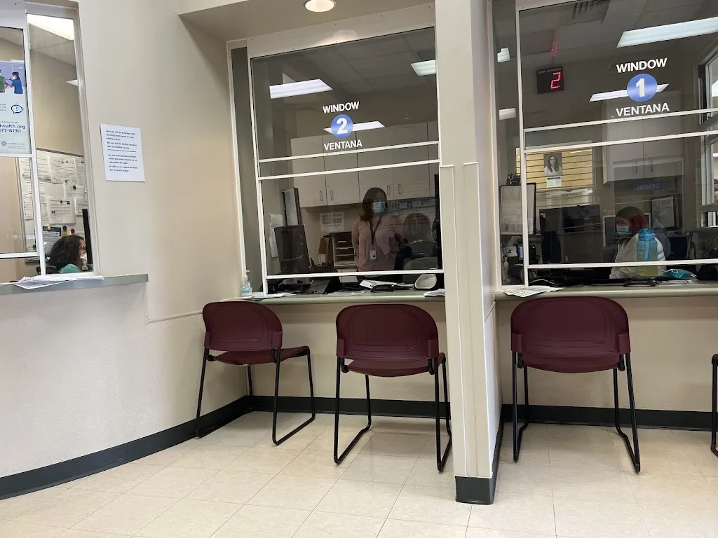 Lake County Health Department - Midlakes Health Center medico a Round Lake, Illinois