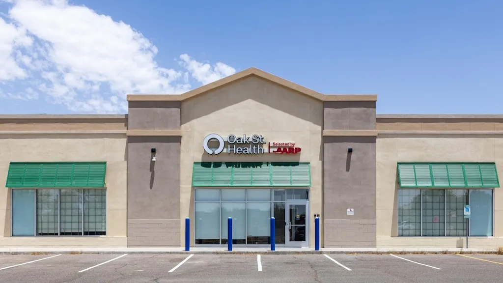 Oak Street Health Surprise Primary Care Clinic doctor en El Mirage, Arizona