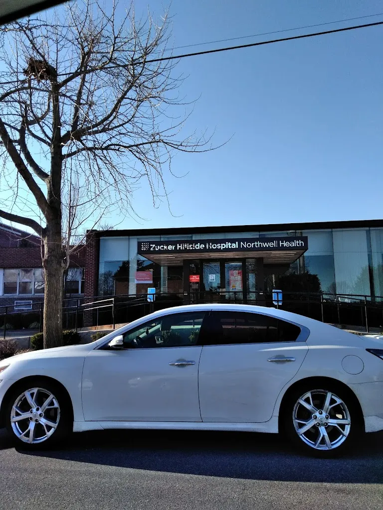 Northwell Health Medicine Specialties at Glen Oaks doctor en Glen Oaks, New York