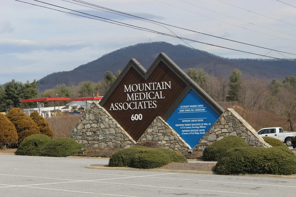 Mountain Medical Associates Arzt in Clyde, North Carolina
